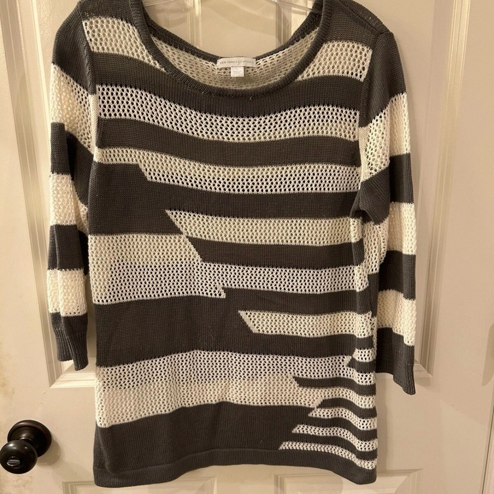 Women’s New York & Company Gray and White Striped Sweater Size Large